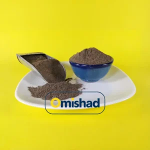 فلفل سیاه ادویه ثروتمندان! 5 پودر فلفل سیاه نرم اعلا عمده 10 کیلویی امیشاد در کاسه آبی و پیمانه فلزی روی بشقاب سفید با پسزمینه زرد.