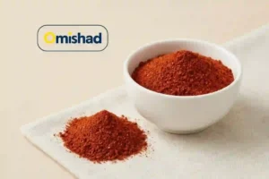 فلفل قرمز نرم اعلا ایرانی یک کیلویی 4 پودر فلفل قرمز نرم اعلا ایرانی یک کیلویی در کاسه سفید و مقدار ریختهشده روی دستمال، با پسزمینه روشن.