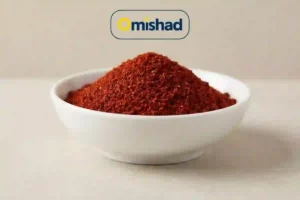 فلفل قرمز نرم اعلا خارجی یک کیلویی 4 کاسه سفید حاوی فلفل قرمز نرم اعلا خارجی یک کیلویی با رنگ قرمز تیره و بافت ریز روی سطح روشن.