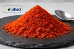 فلفل قرمز نرم اعلا ایرانی بسته 200 گرمی 4 تودهای از پودر فلفل قرمز نرم اعلا ایرانی بسته 200 گرمی روی صفحه سنگی مشکی با قاشق فلزی در پسزمینه.