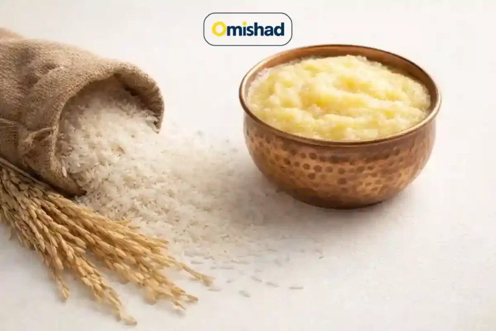 برنج سفید دانه‌بلند کنار کاسه روغن حیوانی طبیعی روی زمینه روشن.